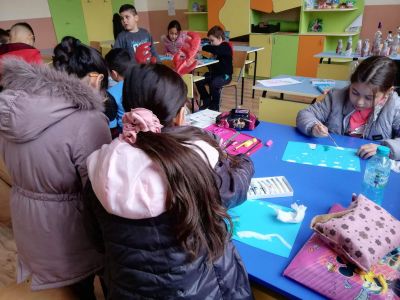 В клуб "Аз и светът около мен" се забавляваме, учим  и рециклираме докато творим. - ОУ Васил Левски - Долни Луковит