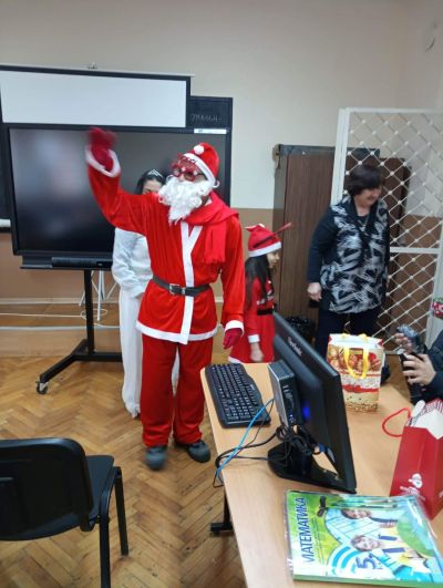 Дядо Коледа посети учениците от прогимназиален етап - ОУ Васил Левски - Долни Луковит