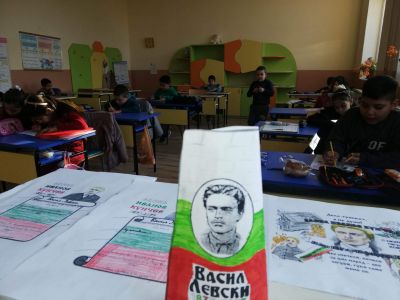 Учениците  от 2 клас се запознаха с делото на Апостола чрез литературни разкази, стихотворения, песни и творчество. В час по Технологии и предприемачесто учениците от 4 клас изработиха лапбук, в който подредиха  интересни мисли и факти от живота на  Апост - ОУ Васил Левски - Долни Луковит