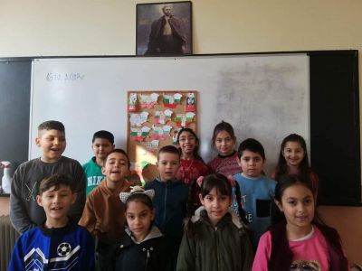 Учениците  от 2 клас се запознаха с делото на Апостола чрез литературни разкази, стихотворения, песни и творчество. В час по Технологии и предприемачесто учениците от 4 клас изработиха лапбук, в който подредиха  интересни мисли и факти от живота на  Апост - ОУ Васил Левски - Долни Луковит