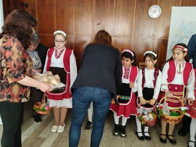 Ой, Лазаре, Лазаре! Здраве, благоденствие, берекет на добрите стопани от с. Долни Луковит.  Гиздавите лазарки пяха и  наричаха, и върбови клонки свиваха. - ОУ Васил Левски - Долни Луковит