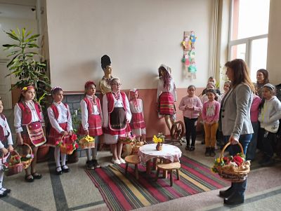Ой, Лазаре, Лазаре! Здраве, благоденствие, берекет на добрите стопани от с. Долни Луковит.  Гиздавите лазарки пяха и  наричаха, и върбови клонки свиваха. - ОУ Васил Левски - Долни Луковит
