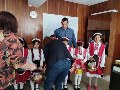 Ой, Лазаре, Лазаре! Здраве, благоденствие, берекет на добрите стопани от с. Долни Луковит.  Гиздавите лазарки пяха и  наричаха, и върбови клонки свиваха. - ОУ Васил Левски - Долни Луковит