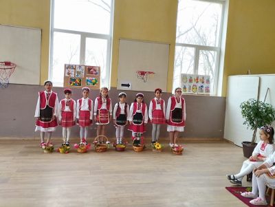 Ой, Лазаре, Лазаре! Здраве, благоденствие, берекет на добрите стопани от с. Долни Луковит.  Гиздавите лазарки пяха и  наричаха, и върбови клонки свиваха. - ОУ Васил Левски - Долни Луковит
