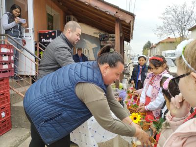 Ой, Лазаре, Лазаре! Здраве, благоденствие, берекет на добрите стопани от с. Долни Луковит.  Гиздавите лазарки пяха и  наричаха, и върбови клонки свиваха. - ОУ Васил Левски - Долни Луковит