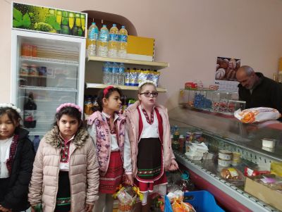 Ой, Лазаре, Лазаре! Здраве, благоденствие, берекет на добрите стопани от с. Долни Луковит.  Гиздавите лазарки пяха и  наричаха, и върбови клонки свиваха. - ОУ Васил Левски - Долни Луковит
