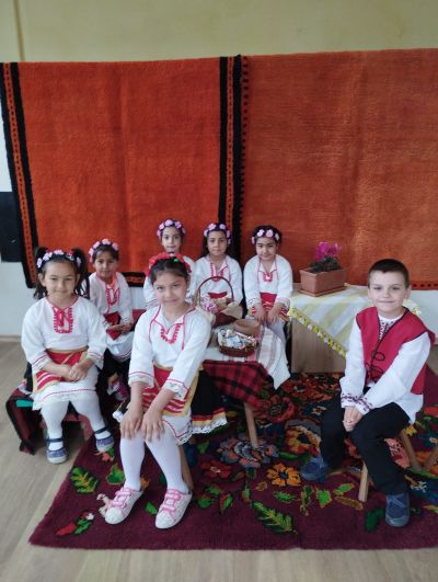 Ой, Лазаре, Лазаре! Здраве, благоденствие, берекет на добрите стопани от с. Долни Луковит.  Гиздавите лазарки пяха и  наричаха, и върбови клонки свиваха. - ОУ Васил Левски - Долни Луковит