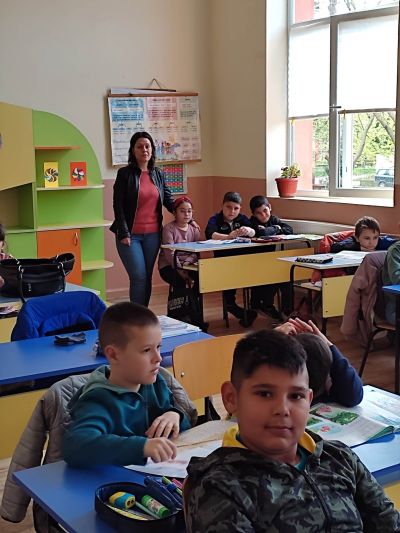 Учениците от 2 и 3 клас се включиха в  "Походът на книгите" - ОУ Васил Левски - Долни Луковит