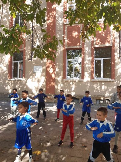 Учениците от групата за ЦОУД 1 и 2 клас в часовете за организиран отдих и физическа активност - ОУ Васил Левски - Долни Луковит