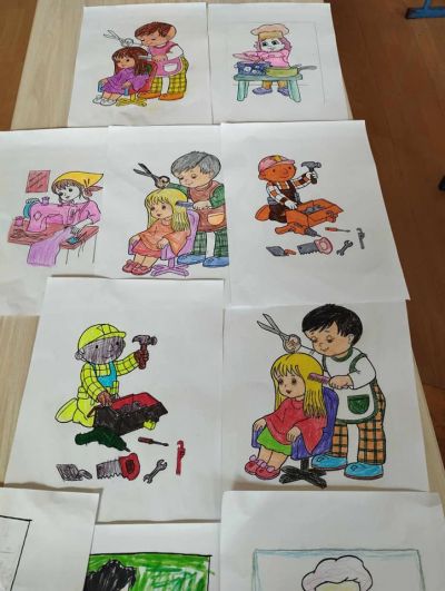 Учениците от 1 и 2 клас получиха грамоти за участието си в конкурси за детска рисунка на тема: " В чудния свят на професиите" и " Учим и растем". - ОУ Васил Левски - Долни Луковит