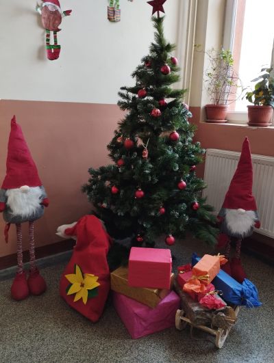 Хубава украса грее във фоайетата на училището и допринася за празничното настроение на учениците. - ОУ Васил Левски - Долни Луковит