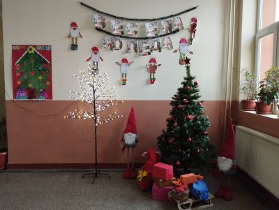 Хубава украса грее във фоайетата на училището и допринася за празничното настроение на учениците. - ОУ Васил Левски - Долни Луковит