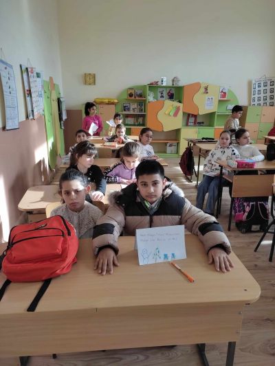 Съвместна инициатива на 3 и 4 клас за изработване на картички - ОУ Васил Левски - Долни Луковит