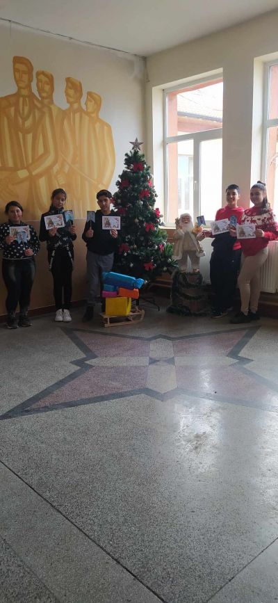 Изложбата на коледна картичка на тема: ,,Коледна магия" при НЧ ,,Христо Ботев 1924 г." - ОУ Васил Левски - Долни Луковит