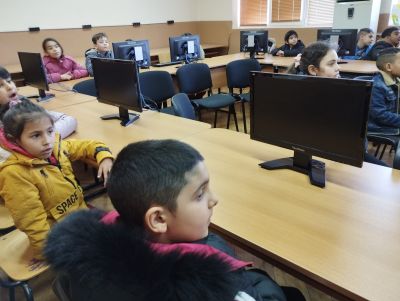 Учениците от 1 и 2 клас участваха в дискусия на тема: "Помага ли агресията за решаване на проблем". Г- жа Цвета Йончева ( психолог) им представи презентация по темата. - ОУ Васил Левски - Долни Луковит