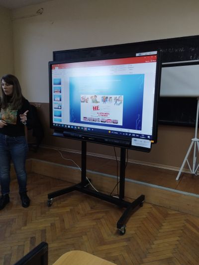 Учениците от 1 и 2 клас участваха в дискусия на тема: "Помага ли агресията за решаване на проблем". Г- жа Цвета Йончева ( психолог) им представи презентация по темата. - ОУ Васил Левски - Долни Луковит