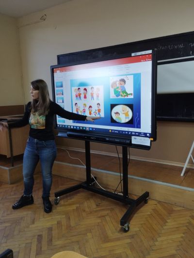 Учениците от 1 и 2 клас участваха в дискусия на тема: "Помага ли агресията за решаване на проблем". Г- жа Цвета Йончева ( психолог) им представи презентация по темата. - ОУ Васил Левски - Долни Луковит