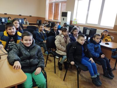 Учениците от 1 и 2 клас участваха в дискусия на тема: "Помага ли агресията за решаване на проблем". Г- жа Цвета Йончева ( психолог) им представи презентация по темата. - ОУ Васил Левски - Долни Луковит