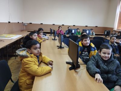 Учениците от 1 и 2 клас участваха в дискусия на тема: "Помага ли агресията за решаване на проблем". Г- жа Цвета Йончева ( психолог) им представи презентация по темата. - ОУ Васил Левски - Долни Луковит