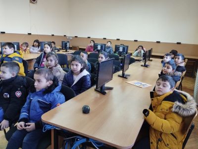 Учениците от 1 и 2 клас участваха в дискусия на тема: "Помага ли агресията за решаване на проблем". Г- жа Цвета Йончева ( психолог) им представи презентация по темата. - ОУ Васил Левски - Долни Луковит