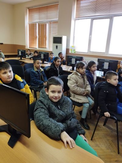 Учениците от 1 и 2 клас участваха в дискусия на тема: "Помага ли агресията за решаване на проблем". Г- жа Цвета Йончева ( психолог) им представи презентация по темата. - ОУ Васил Левски - Долни Луковит