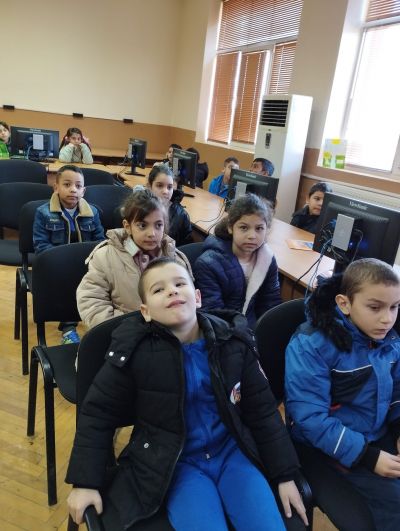Учениците от 1 и 2 клас участваха в дискусия на тема: "Помага ли агресията за решаване на проблем". Г- жа Цвета Йончева ( психолог) им представи презентация по темата. - ОУ Васил Левски - Долни Луковит