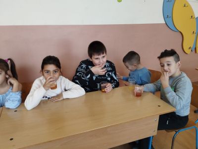 По интересен начин децата се запознаха с лечебните свойства на билките и заедно със своите ръководители направиха и изпиха по чаша полезен билков чай. - ОУ Васил Левски - Долни Луковит