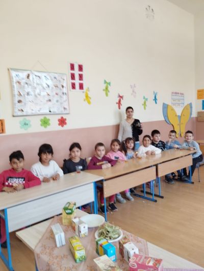 По интересен начин децата се запознаха с лечебните свойства на билките и заедно със своите ръководители направиха и изпиха по чаша полезен билков чай. - ОУ Васил Левски - Долни Луковит