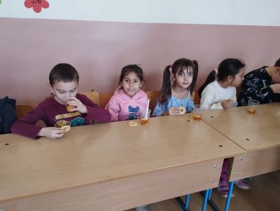 По интересен начин децата се запознаха с лечебните свойства на билките и заедно със своите ръководители направиха и изпиха по чаша полезен билков чай. - ОУ Васил Левски - Долни Луковит