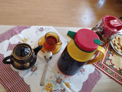 По интересен начин децата се запознаха с лечебните свойства на билките и заедно със своите ръководители направиха и изпиха по чаша полезен билков чай. - ОУ Васил Левски - Долни Луковит
