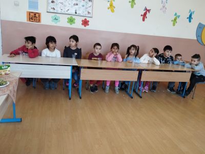 По интересен начин децата се запознаха с лечебните свойства на билките и заедно със своите ръководители направиха и изпиха по чаша полезен билков чай. - ОУ Васил Левски - Долни Луковит