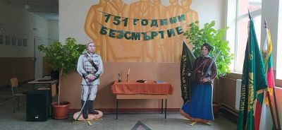 По случай патронния празник на училището, получихме фигури в реален размер с образите на Левски и Райна Княгиня от общинския съветник Йордан Йорданов . Изказваме искрени благодарности за дарението. - ОУ Васил Левски - Долни Луковит
