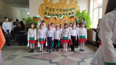 По случай патронния празник на училището, получихме фигури в реален размер с образите на Левски и Райна Княгиня от общинския съветник Йордан Йорданов . Изказваме искрени благодарности за дарението. - ОУ Васил Левски - Долни Луковит