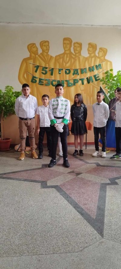 По случай патронния празник на училището, получихме фигури в реален размер с образите на Левски и Райна Княгиня от общинския съветник Йордан Йорданов . Изказваме искрени благодарности за дарението. - ОУ Васил Левски - Долни Луковит