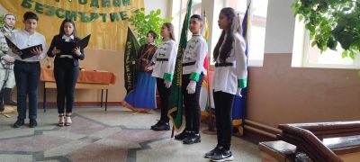 По случай патронния празник на училището, получихме фигури в реален размер с образите на Левски и Райна Княгиня от общинския съветник Йордан Йорданов . Изказваме искрени благодарности за дарението. - ОУ Васил Левски - Долни Луковит