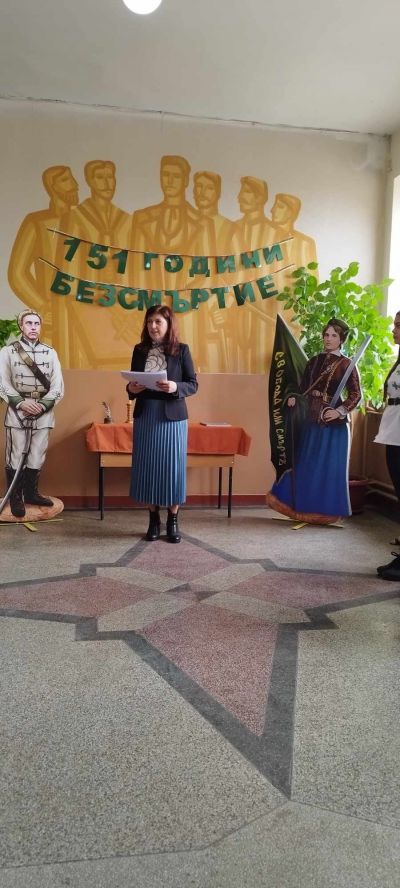 По случай патронния празник на училището, получихме фигури в реален размер с образите на Левски и Райна Княгиня от общинския съветник Йордан Йорданов . Изказваме искрени благодарности за дарението. - ОУ Васил Левски - Долни Луковит