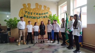 По случай патронния празник на училището, получихме фигури в реален размер с образите на Левски и Райна Княгиня от общинския съветник Йордан Йорданов . Изказваме искрени благодарности за дарението. - ОУ Васил Левски - Долни Луковит