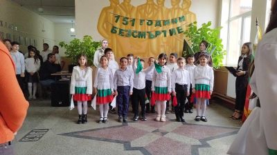 По случай патронния празник на училището, получихме фигури в реален размер с образите на Левски и Райна Княгиня от общинския съветник Йордан Йорданов . Изказваме искрени благодарности за дарението. - ОУ Васил Левски - Долни Луковит