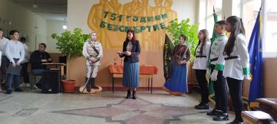 По случай патронния празник на училището, получихме фигури в реален размер с образите на Левски и Райна Княгиня от общинския съветник Йордан Йорданов . Изказваме искрени благодарности за дарението. - ОУ Васил Левски - Долни Луковит