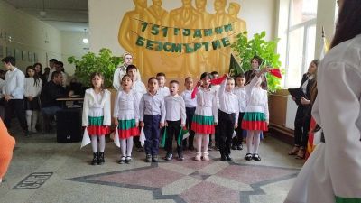 По случай патронния празник на училището, получихме фигури в реален размер с образите на Левски и Райна Княгиня от общинския съветник Йордан Йорданов . Изказваме искрени благодарности за дарението. - ОУ Васил Левски - Долни Луковит