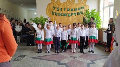 По случай патронния празник на училището, получихме фигури в реален размер с образите на Левски и Райна Княгиня от общинския съветник Йордан Йорданов . Изказваме искрени благодарности за дарението. - ОУ Васил Левски - Долни Луковит