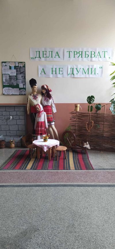 По случай патронния празник на училището, получихме фигури в реален размер с образите на Левски и Райна Княгиня от общинския съветник Йордан Йорданов . Изказваме искрени благодарности за дарението. - ОУ Васил Левски - Долни Луковит