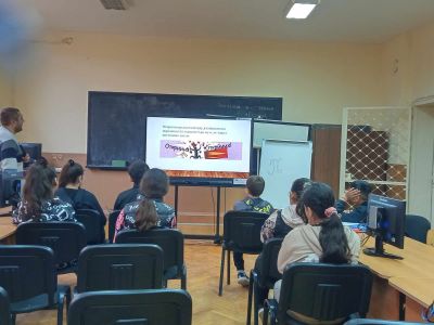 По случай празника учениците от 5 клас оцветиха свое „пи“ и създадоха „пи“ пано, а шестокласниците изработиха макет на числото „пи“ и представиха интересна и любопитна информация за специалното число в математиката.  - ОУ Васил Левски - Долни Луковит