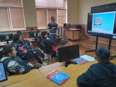По случай празника учениците от 5 клас оцветиха свое „пи“ и създадоха „пи“ пано, а шестокласниците изработиха макет на числото „пи“ и представиха интересна и любопитна информация за специалното число в математиката.  - ОУ Васил Левски - Долни Луковит