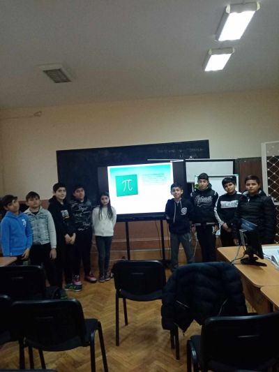 По случай празника учениците от 5 клас оцветиха свое „пи“ и създадоха „пи“ пано, а шестокласниците изработиха макет на числото „пи“ и представиха интересна и любопитна информация за специалното число в математиката.  - ОУ Васил Левски - Долни Луковит