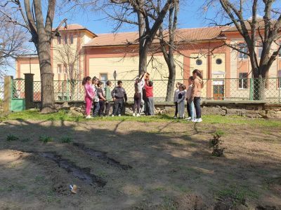 В днешния празничен пролетен ден учениците от ОУ "Васил Левски" бяха приятно изненадани от дарението на къщички за птици, предоставено от община Искър. Сърдечно благодарим! - ОУ Васил Левски - Долни Луковит
