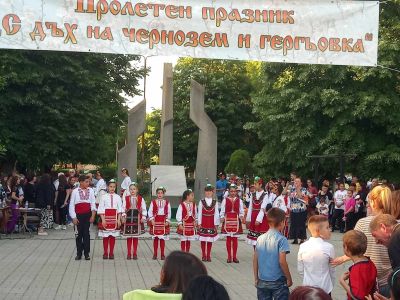 Участието на ученици от ОУ " Васил Левски" в традиционния пролетен празник на селото : " С дъх на чернозем и гергьовка" - ОУ Васил Левски - Долни Луковит