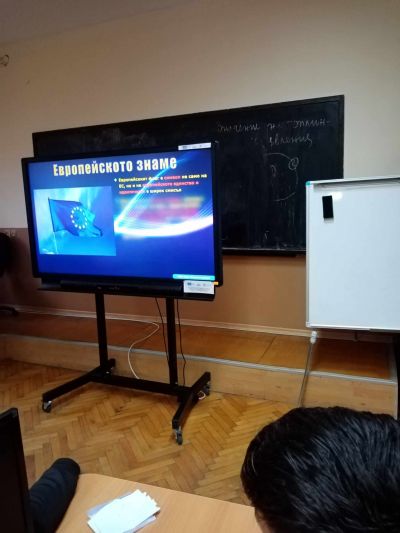 По случай Деня на Европа, на  учениците от  V, Vl и Vll  клас беше представена презентация. Този ден е посветен на мира и обединението на Европа. - ОУ Васил Левски - Долни Луковит