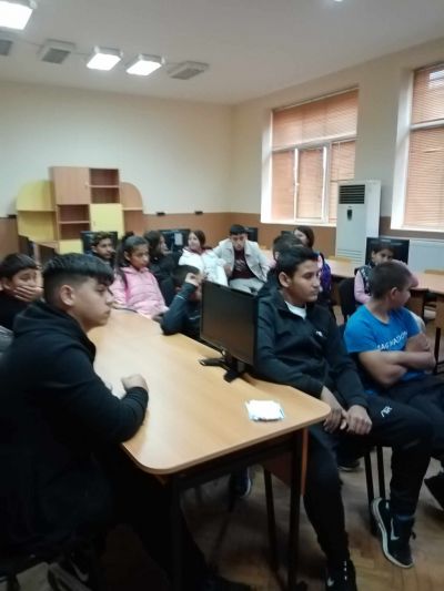 По случай Деня на Европа, на  учениците от  V, Vl и Vll  клас беше представена презентация. Този ден е посветен на мира и обединението на Европа. - ОУ Васил Левски - Долни Луковит