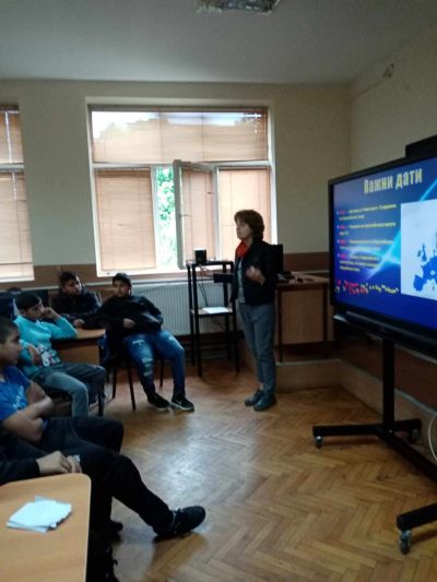 По случай Деня на Европа, на  учениците от  V, Vl и Vll  клас беше представена презентация. Този ден е посветен на мира и обединението на Европа. - ОУ Васил Левски - Долни Луковит